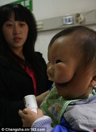 3c12451700000578-0-she_took_huikang_to_a_hospital_in_changsha_to_be_treated_in_2010-a-34_1484220363132