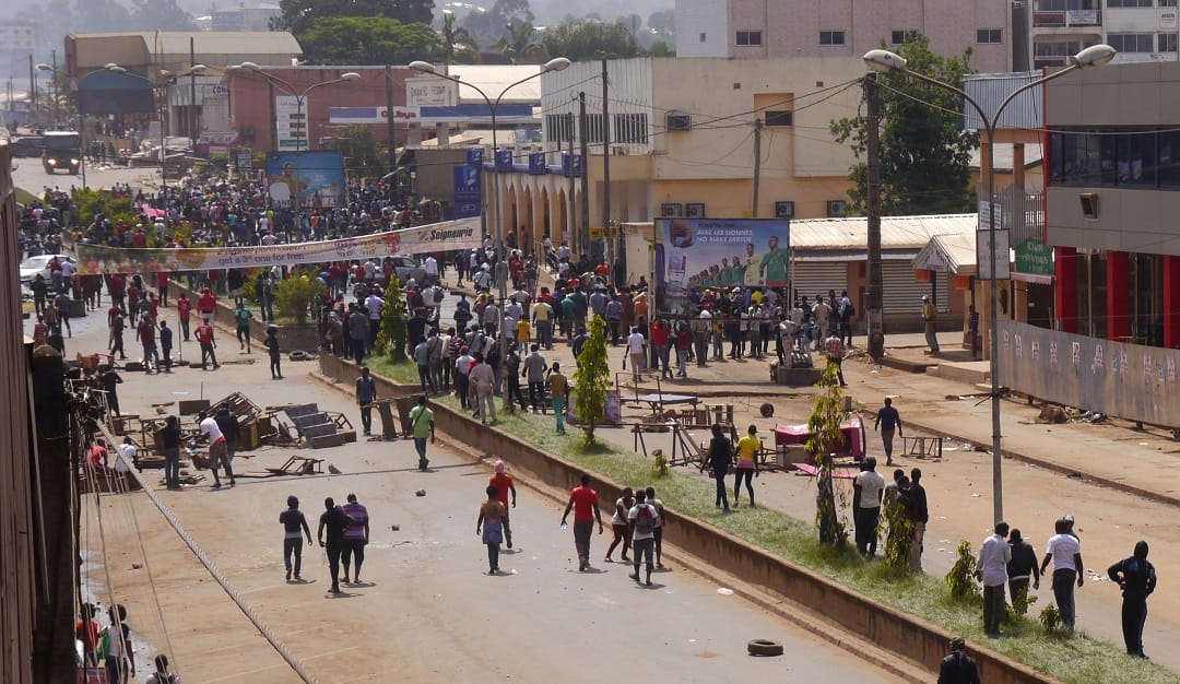 Anti-government demonstrators block a road in Bamenda, Cameroon, December 8, 2016. REUTERS/Stringer - RTSVBFL